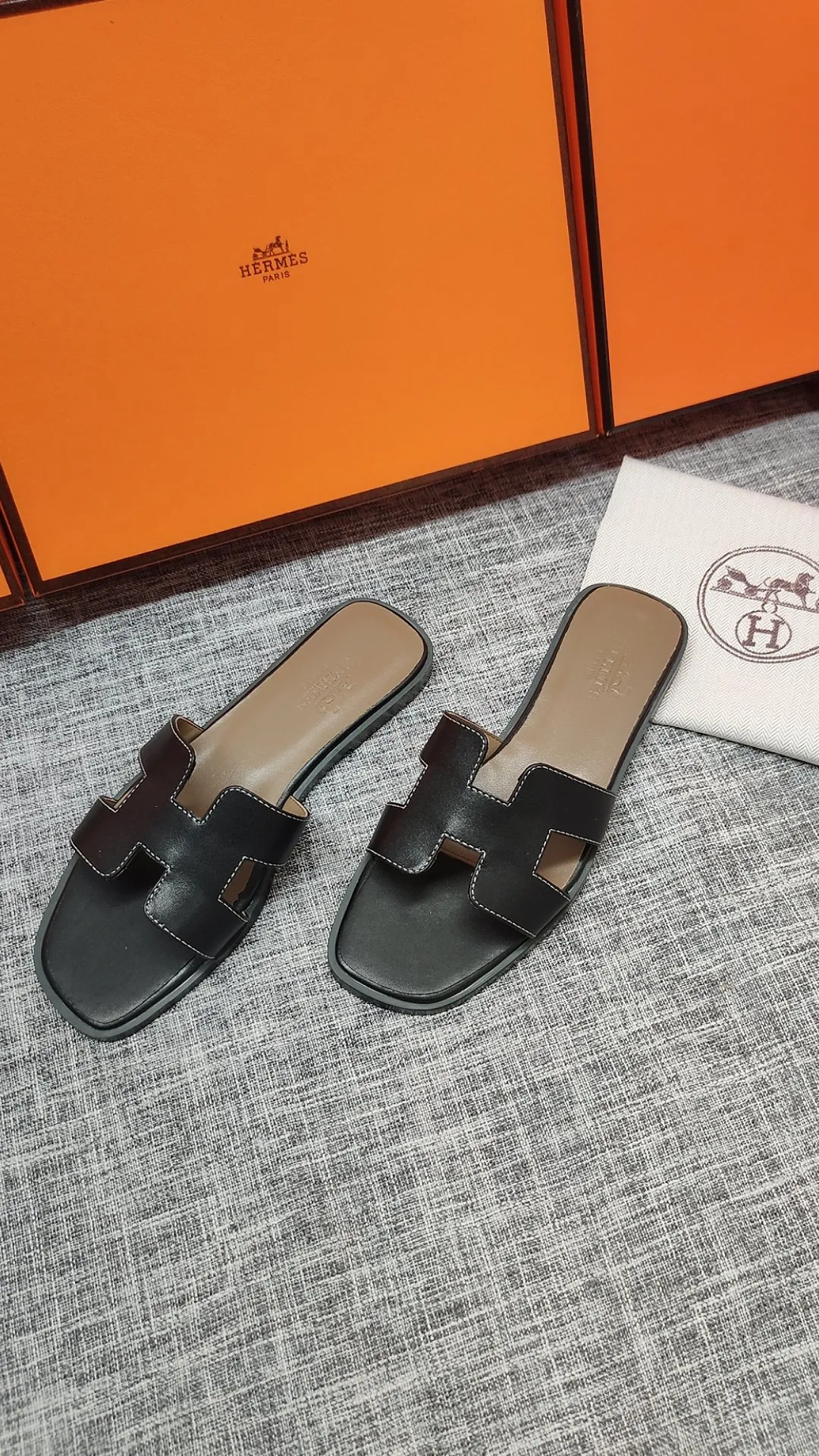 👟👟Ex-factory price p480👟👟 Women's shoe factory Hermes 💖The latest official website is updated at the same time. Premium quality upgraded version of slippers 1:1 production. Fabric: Made of counter cowhide fabric. Inner foot pads: Customized sheepskin [oversea order. The outsole is made of simulated leather non-slip rubber outsole. Whether it is version or workmanship, it is the best among rubber soles. Color Black White Brown Total 3 colors, code number 35---40, flat bottom